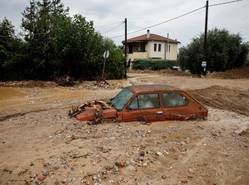 Πνίγονται στη λάσπη συνοικίες και προάστια στο Βόλο – Χωρίς νερό η πόλη