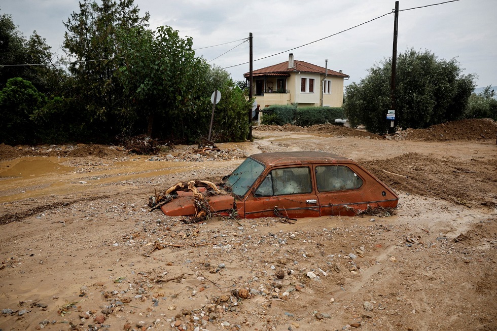 Πνίγονται στη λάσπη συνοικίες και προάστια στο Βόλο – Χωρίς νερό η πόλη