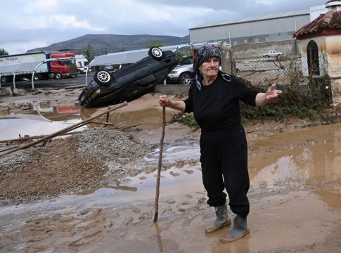 «Η ζωή μας πλέον έχει αλλάξει» – Μάχη επιβίωσης σε Εύβοια και Θεσσαλία μετά την κακοκαιρία