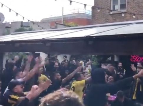 Έκαναν «κιτρινόμαυρο» το Μπράιτον οι οπαδοί της ΑΕΚ (vids)