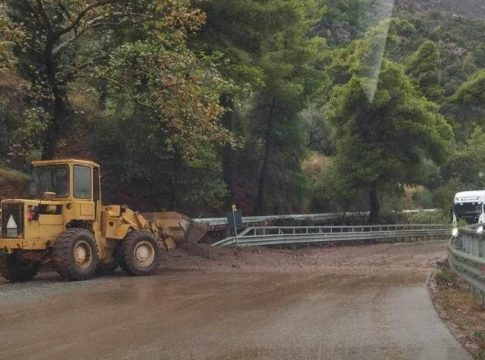 Κατολίσθηση στο Αίγιο από την ισχυρή χαλαζόπτωση – «Κατέβηκε» το βουνό στην εθνική οδό