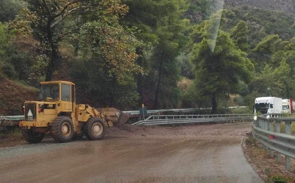 Κατολίσθηση στο Αίγιο από την ισχυρή χαλαζόπτωση – «Κατέβηκε» το βουνό στην εθνική οδό