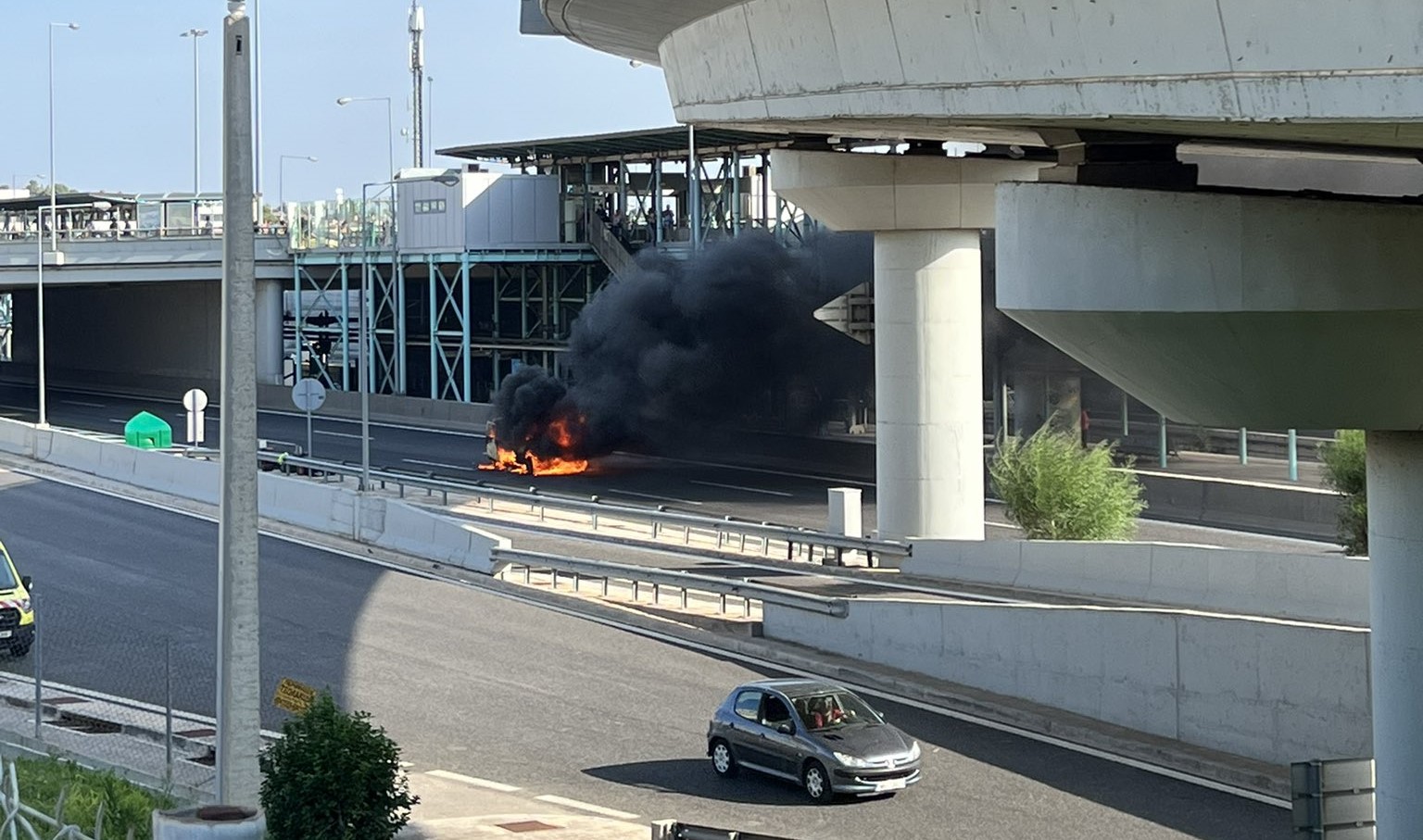 Κλειστή η Αττική οδός – Όχημα τυλίχθηκε στις φλόγες