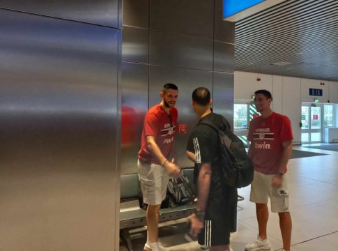 Ο Σλούκας έπιασε κουβέντα με Παπανικολάου και Λαρεντζάκη σε φιλικό κλίμα