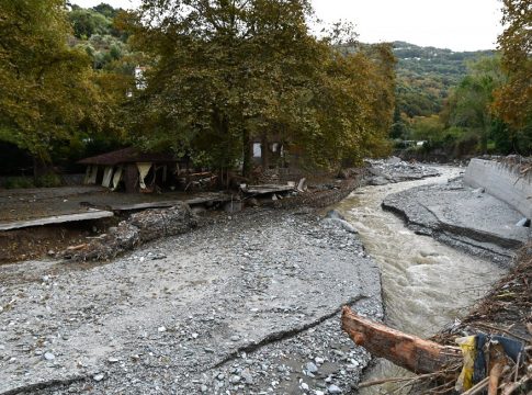 Κακοκαιρία Daniel: Τους έπιασε επ’ αυτοφώρω να κάνουν πλιάτσικο στο πλημμυρισμένο σπίτι του στο Πήλιο