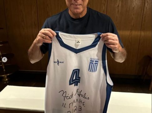Ο Νίκος Γκάλης δημοπρατεί υπογεγραμμένη φανέλα του για τους πληγέντες της Θεσσαλίας