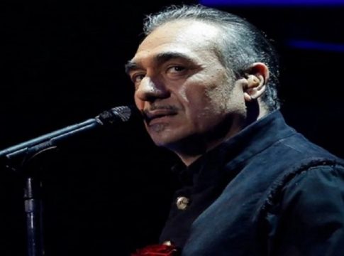 «Άσε τις κουβέντες και τραγούδα ρε!» – «Πετάξτε τον κύριο έξω»: Όταν ο Σφακιανάκης «σκοτώθηκε» μ’ έναν θαυμαστή του