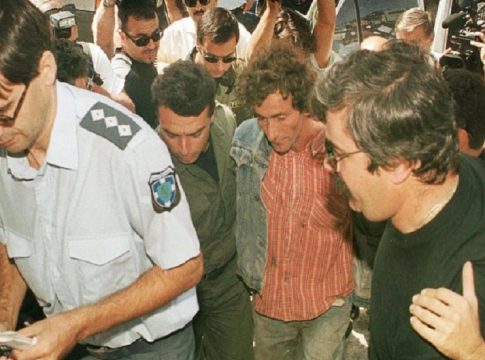 Η τριπλή παιδοκτονία που σόκαρε την Ελλάδα το 1999 – Όταν ο Γιώργος Μεταξάκης έπνιξε τα αγγελούδια του πετώντας τα στο ποτάμι (vid)