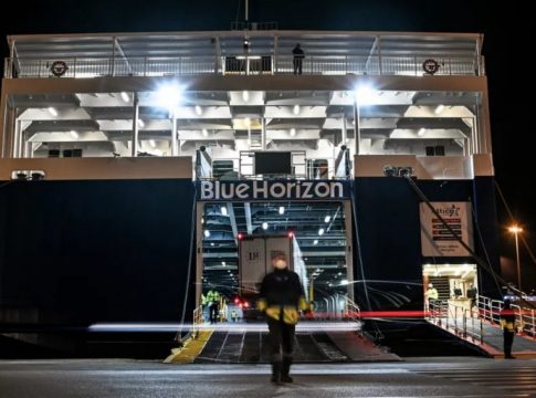 Σοκαριστικό βίντεο: Μέλη του πληρώματος έσπρωξαν τον άνθρωπο που σκοτώθηκε στο πλοίο