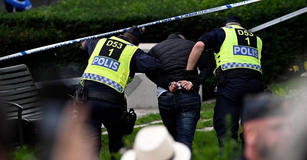Κοράνι: Τουλάχιστον 10 συλλήψεις σε βίαιες ταραχές στη Σουηδία μετά το κάψιμό του από έναν Ιρακινό πρόσφυγα στο Μάλμε
