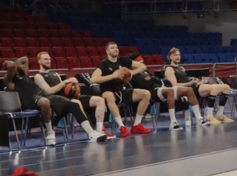 Ο Ρογκαβόπουλος έβαλε τρίποντο… από τον πάγκο (vid)
