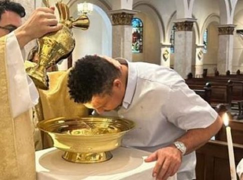 Ο Ρονάλντο Ναζάριο βαπτίστηκε χριστιανός (pic)