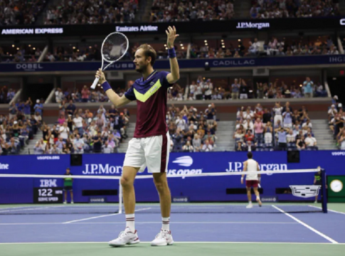 «Εκθρόνισε» τον Αλκαράθ και πάει τελικό ο Μεντβέντεφ (3-1)