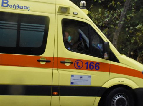 Σοκ στο Αγρίνιο: Νεαρός έπεσε από τον 2ο όροφο πάνω σε αυτοκίνητο