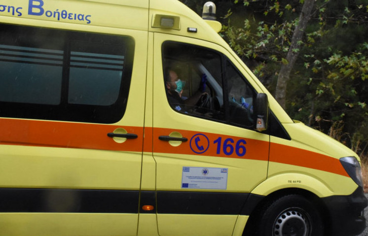 Σοκ στο Αγρίνιο: Νεαρός έπεσε από τον 2ο όροφο πάνω σε αυτοκίνητο