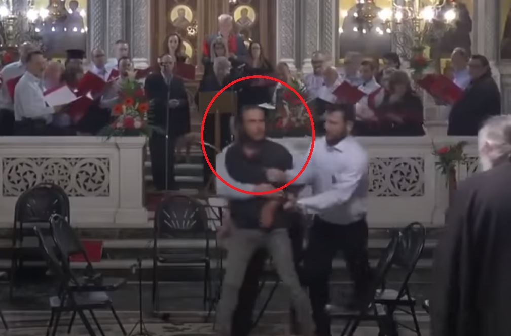 Αυτός είναι ο άνδρας με μαχαίρι που φώναζε μέσα σε εκκλησία «αλαχού άκμπαρ» στο κέντρο της Αθήνας