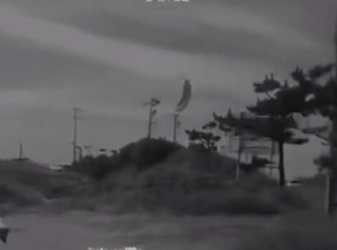 Η στιγμή που μαχητής – αιωροπτεριστής της Χαμάς πέφτει σε ηλεκτροφόρα καλώδια