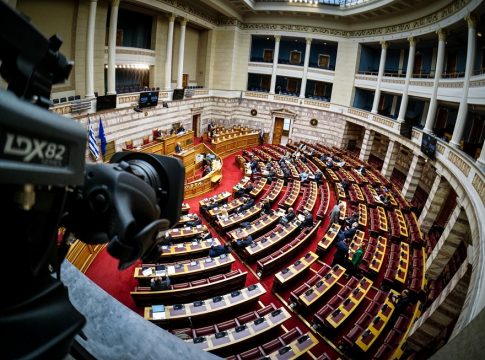 «Μετωπική» στη Βουλή για το νομοσχέδιο των ΟΤΑ – «Πυρ ομαδόν» από την αντιπολίτευση