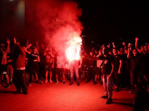 «Χαμός» στην άφιξη του Ολυμπιακού στο ΣΕΦ – Αποθέωση για Μπαρτζώκα και παίκτες (pics)