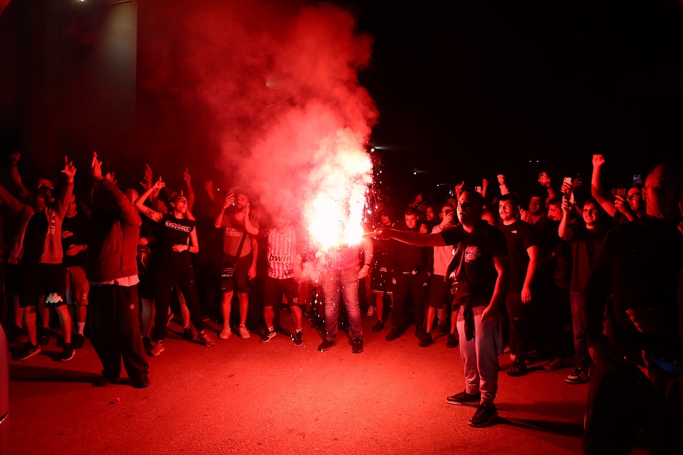 «Χαμός» στην άφιξη του Ολυμπιακού στο ΣΕΦ – Αποθέωση για Μπαρτζώκα και παίκτες (pics)