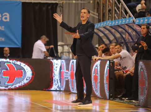 Η απίθανη αντίδραση του Μπαρτζώκα με αγκωνιές στους βοηθούς του (vid)