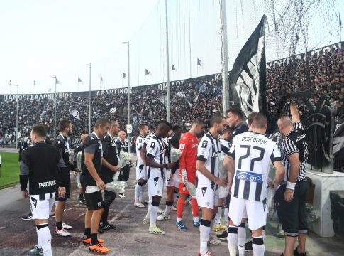 ΠΑΟΚ και Ατρόμητος κατέθεσαν λουλούδια στη μνήμη των αδικοχαμένων οπαδών στα Τέμπη (pics)