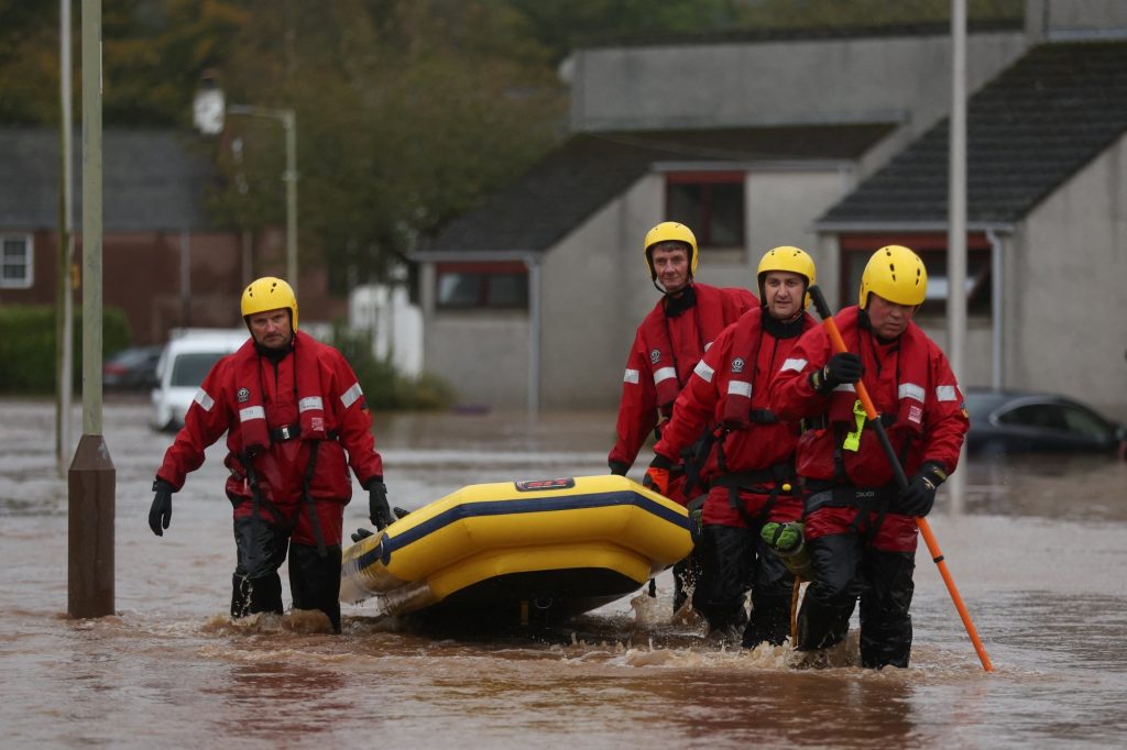Πλημμύρες στη Βρετανία: Νεκρή μια 57χρονη στη Σκωτία
