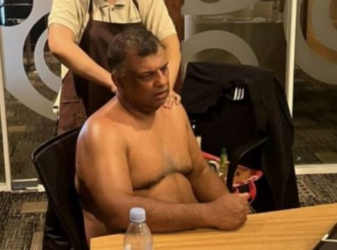 Σάλος με το αφεντικό της AirAsia – Ημίγυμνος, του κάνουν μασάζ κατά τη διάρκεια τηλεδιάσκεψης