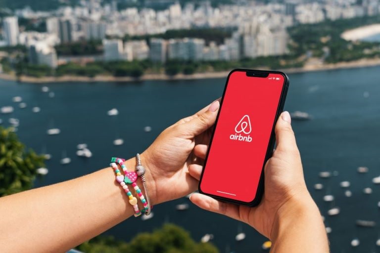 Το airbnb «κλείνει» σπίτια – Πώς θα το περιορίσουν