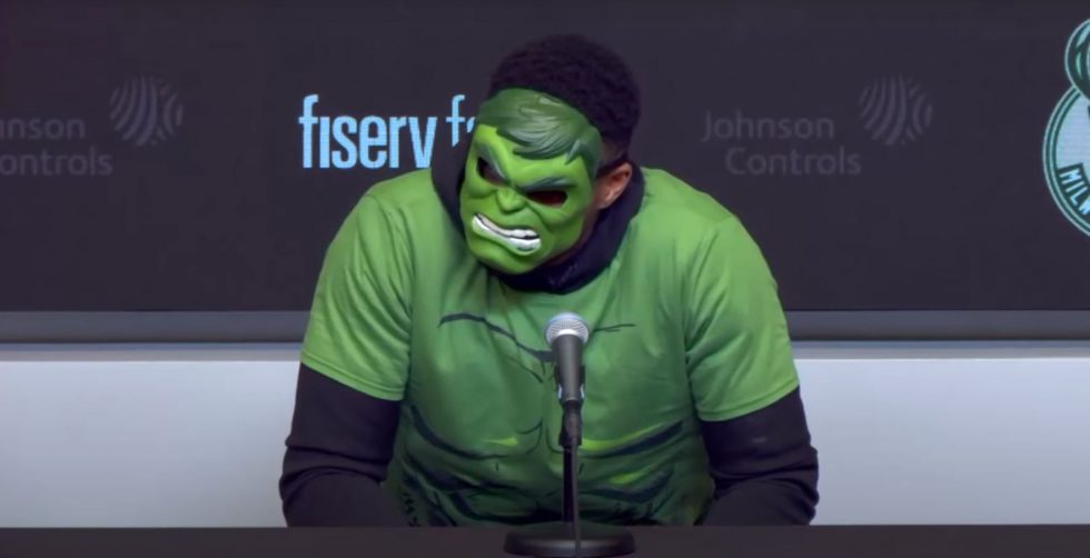 Τίμησε το Halloween o Αντετοκούνμπο: Eμφανίστηκε με μάσκα Hulk στην συνέντευξη Τύπου (vid)