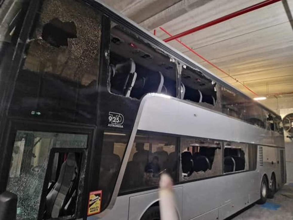 Αποκαλυπτικές εικόνες από την επίθεση στο πούλμαν των οπαδών της Λιόν – Σπάσανε με πέτρες όλα τα παράθυρα! (pic)