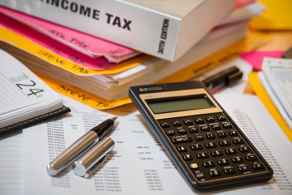 Ανατροπές στην φορολογία των ελευθέρων επαγγελματιών – Καθορίζεται ελάχιστο εισόδημα
