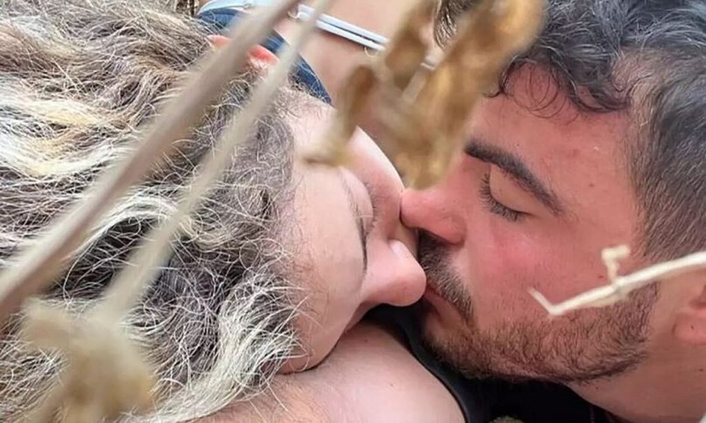 Συγκλονίζει το ζευγάρι που έβγαλε τη selfie με το φιλί – «Τους βλέπαμε να ψάχνουν κάποιους να πυροβολήσουν»