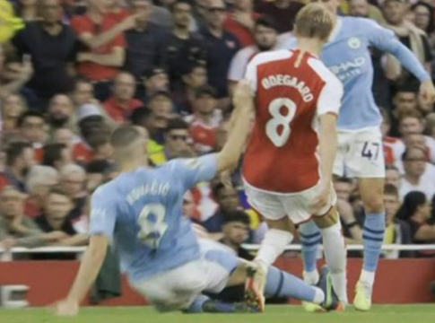 Νέα «φάλτσα» σφυρίγματα στη Premier League: Γλίτωσε την κόκκινη παρά τα δύο σκληρά τάκλιν ο Κόβατσιτς!