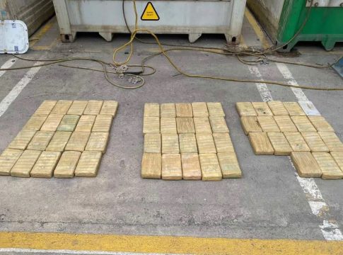 Πετά τη μπάλα στην εξέδρα – Ο πρώην ποδοσφαιριστής δηλώνει ότι δεν ξέρει τίποτα για τα ναρκωτικά στα κοντέινερ