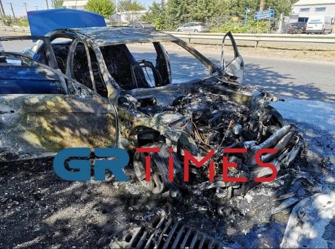 Στις φλόγες εν κινήσει ταξί στη Θεσσαλονίκη – Δείτε φωτογραφίες και βίντεο