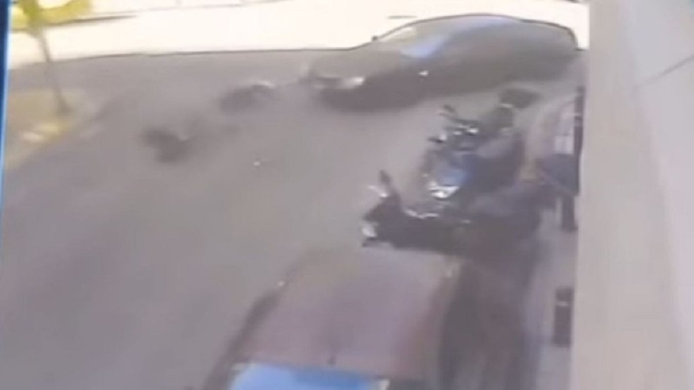 Αυτοκίνητο χτύπησε διάσημο Έλληνα YouTuber – ΒΙΝΤΕΟ ΣΟΚ