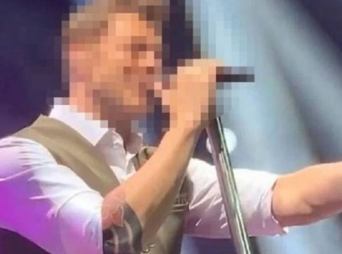 ΣΟΚ στα μπουζούκια! Θαυμάστρια δάγκωσε διάσημο Έλληνα τραγουδιστή (Vid)