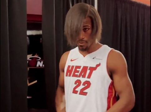 Η εμφάνιση του Τζίμι Μπάτλερ στη Media Day με λουκ emo (vids)
