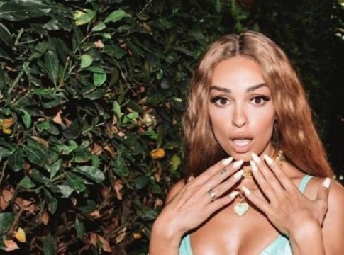 Αναστάτωσε όλη τη Μύκονο: Αντί να κοιτάνε τη Φουρέιρα, κοιτούσαν την ξανθιά διάσημη κουκλάρα που χόρευε (vids)