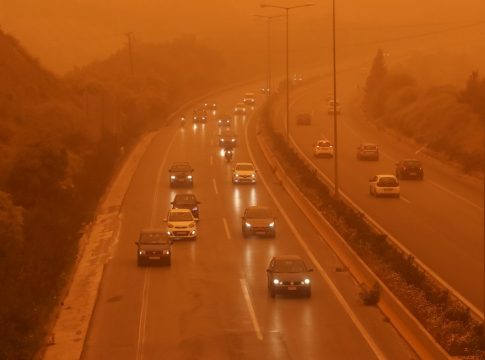 Καιρός: Αφρικανική σκόνη και λασποβροχές το Σάββατο – Νέα άνοδος της θερμοκρασίας
