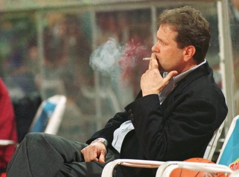 Ιωαννίδης: Ένα τσιγάρο σέρτικο και ένα σακάκι στην εσχατιά του πάγκου