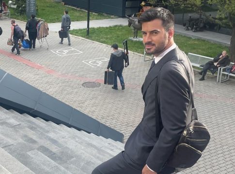 Ο Γιάννης Τσιμιτσέλης αποκαλύπτει λεπτομέρειες για τη νέα του ταινία «Κουραμπιέδες από χιόνι»