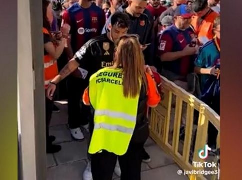 Απίστευτο σκηνικό στο «clasico»: Ανάγκασαν φίλο της Ρεάλ να βγάλει τη φανέλα του