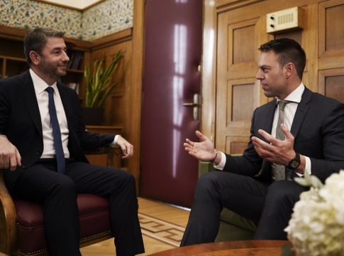 Δημοσκόπηση: Για πρώτη φορά δεύτερο το ΠΑΣΟΚ και τρίτος ο ΣΥΡΙΖΑ – Στο 38,5% η ΝΔ