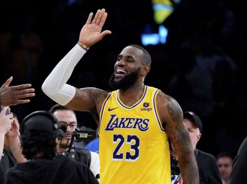 Μόνος του στην κορυφή ο Λεμπρόν! (pic, vid)