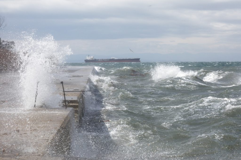 Κακοκαιρία: Λυσσομανάει ο άνεμος στη Θεσσαλονίκη – Στο έλεος των μανιασμένων κυμάτων το «Βέλος»