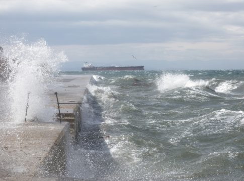 Κακοκαιρία: Λυσσομανάει ο άνεμος στη Θεσσαλονίκη – Στο έλεος των μανιασμένων κυμάτων το «Βέλος»