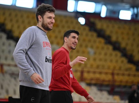 Η απίστευτη αντίδραση Λαρεντζάκη στην τάπα του Βεζένκοφ στον Κάρι (vid)
