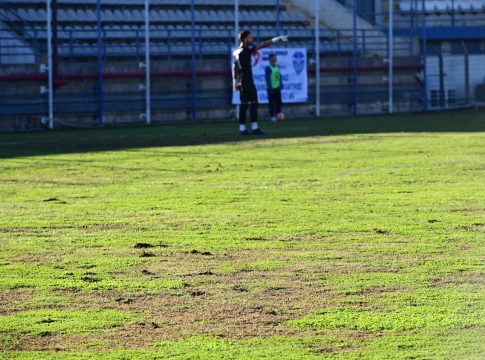 Εικόνες ντροπής από το γήπεδο του Αιγάλεω – «Χωράφι» ο αγωνιστικός χώρος